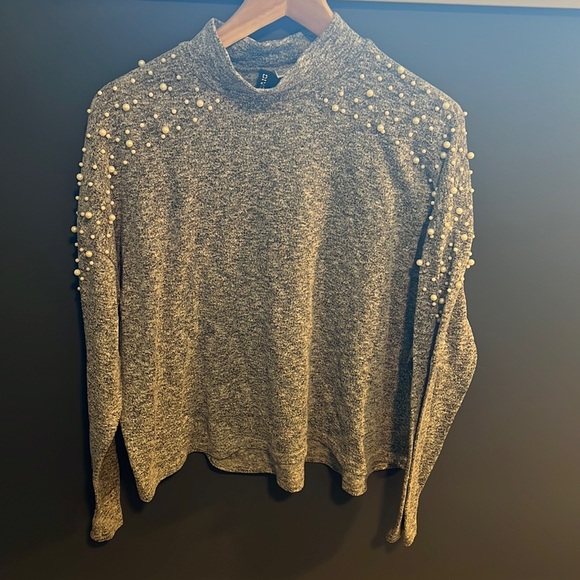 Gray long sleeve sweater with pearl detail on shoulders - Picture 1 of 2